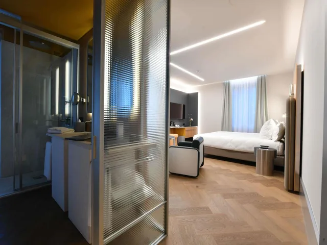 Deluxe, King Bed, Palazzo Tirso Cagliari Mgallery 3/3