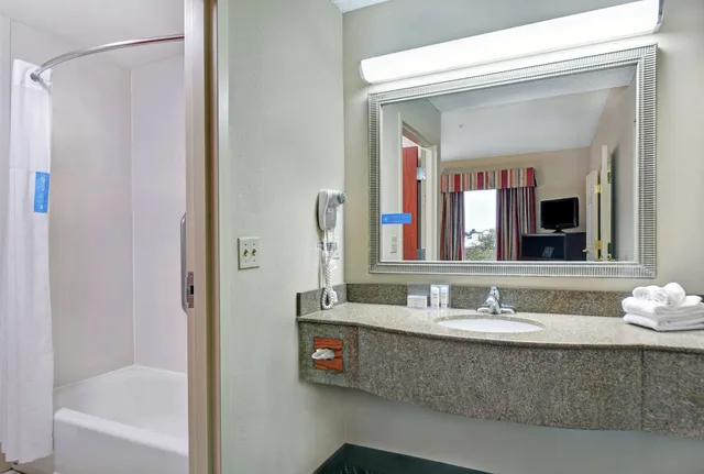 غرفة بسرير كينج مع أريكة، Hampton Inn Fayetteville 7/8