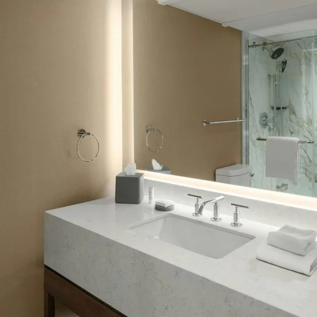 غرفة كبيرة بسرير كينج، Houston Marriott Uptown by the Galleria 6/8