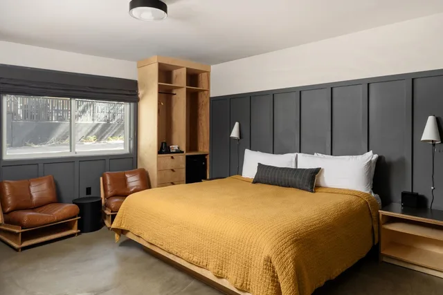 غرفة شهر العسل بسرير كينج، The Coachman Hotel 1/1