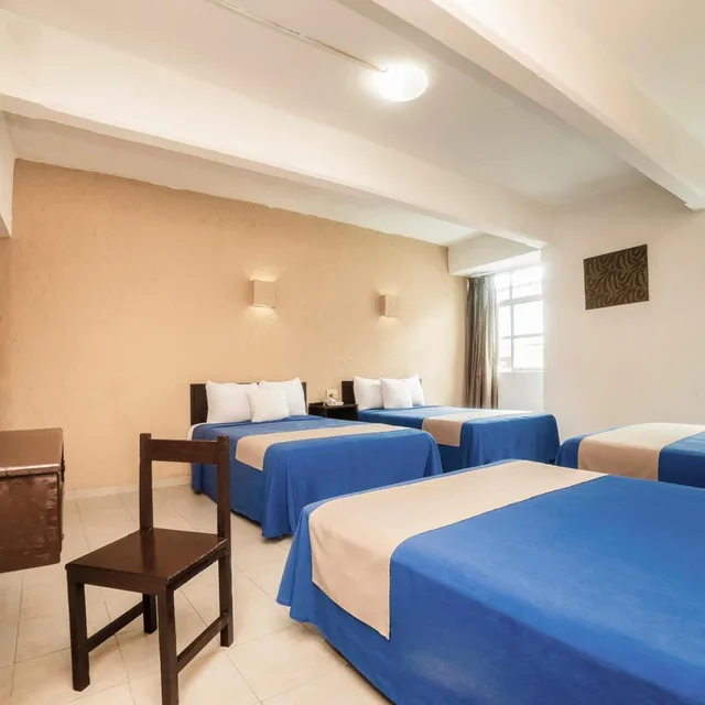 غرفة رباعية بحوض استحمام، Hotel Trianon 7/9