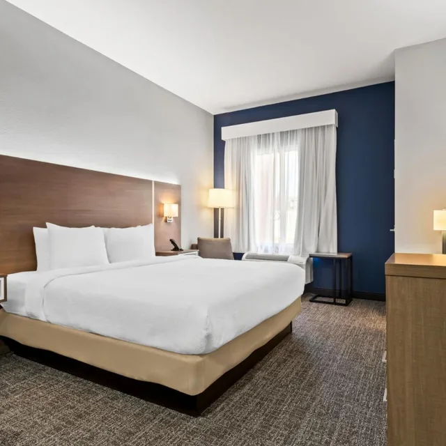 غرفة بسرير كينج بحوض استحمام لذوي الإعاقة، Spark by Hilton Catoosa Tulsa 1/10