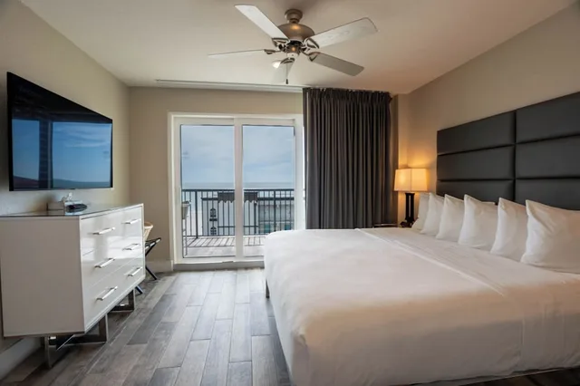 جناح بسرير كينج وسرير كوين بغرفتي نوم مع أريكة لذوي الإعاقة، Barefoot Beach Hotel 1/10