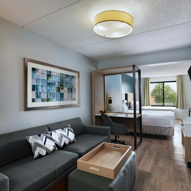 جناح بسريرين كوين مع سرير سحّاب إضافي مع أريكة بحوض استحمام لذوي الإعاقة، SpringHill Suites Pittsburgh Washington 2/4