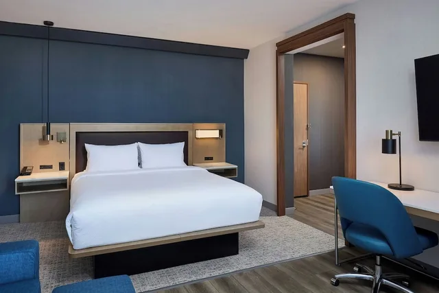 غرفة بسرير كينج بإطلالة مع أريكة، Courtyard by Marriott Denver Downtown West 1/2
