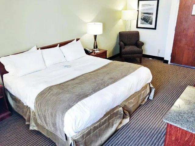 غرفة تنفيذية بسرير كينج، Radisson Hotel Bismarck 1/1