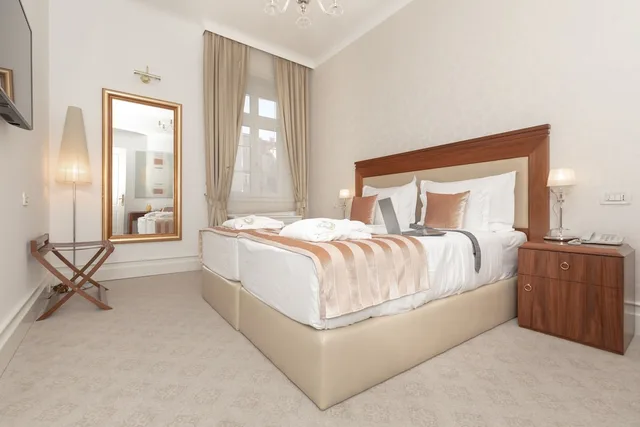 جناح سوبيريور بسرير كينج، Le Premier Boutique Hotel 1/4