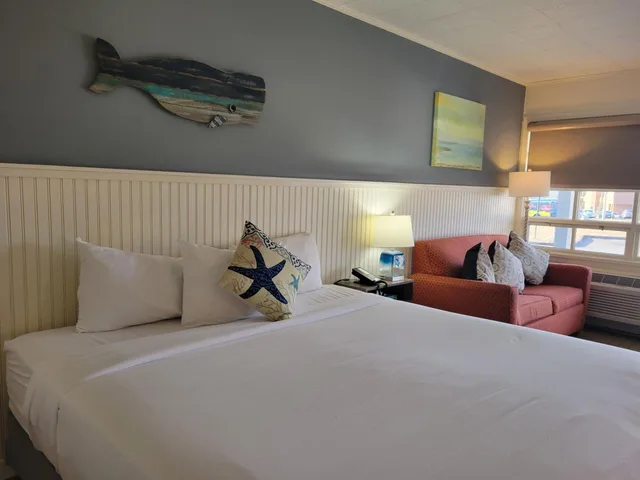 غرفة بسرير كينج بإطلالة على المسبح، The Circle Hotel Fairfield 1/10