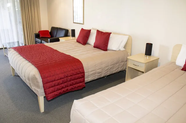 Luxury, Studio, 1 King and 1 Single Beds, Jetted Tub, Jasmine Court Motel 2/9
