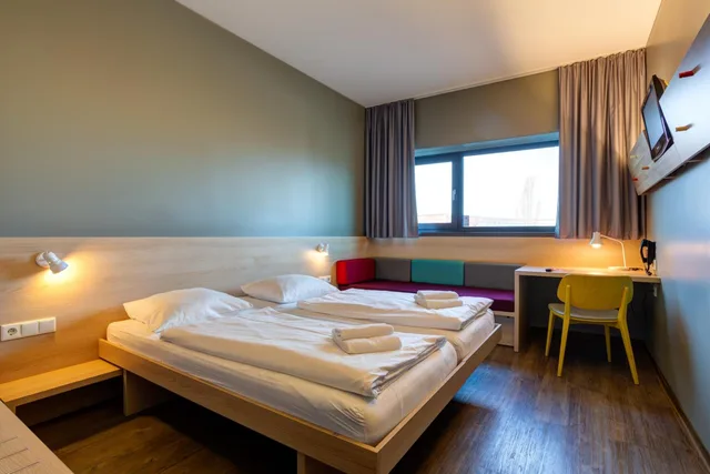 غرفة سوبيريور بسريرين منفصلين، MEININGER Hotel Berlin Airport 1/3