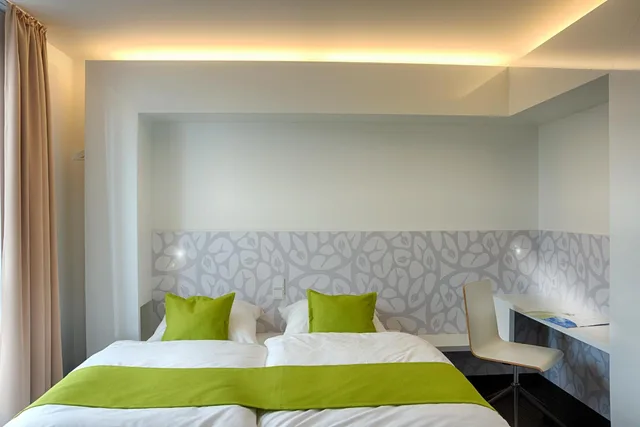 غرفة كومفورت بسرير كينج بشرفة، MARA Hotel 1/6