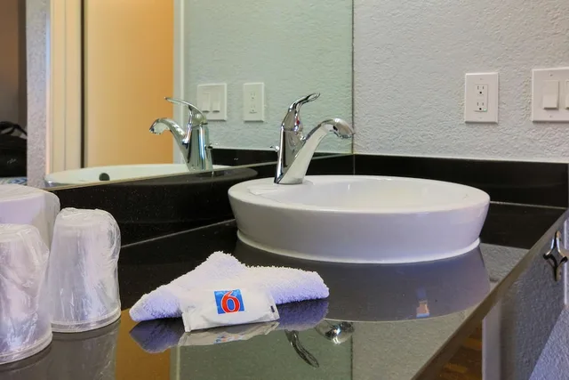 غرفة ديلوكس بسريرين مزدوجين لذوي الإعاقة، Motel6 Sacramento, CA - Old Sacramento North 7/10