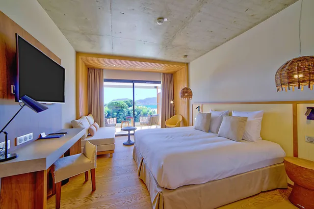 غرفة سوبيريور بسريرين منفصلين بإطلالة على البحر بشرفة، Golden Tulip Porto Vecchio 1/4