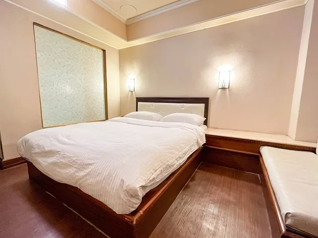 Economy, Double Bed, No Window، Spring Art Hotel 1/5