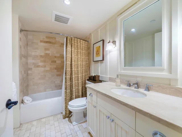 فيلا ديلوكس بسرير كينج وسريرين كوين بإطلالة على الحديقة مع أريكة، Ocean Villas At Turtle Bay 10/10