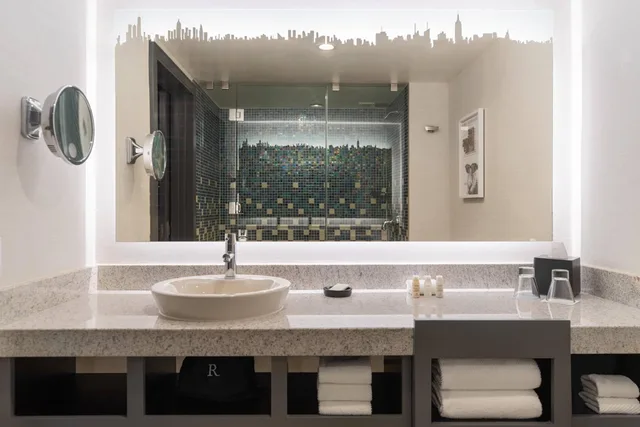 غرفة بسرير كينج في طابق مرتفع، Renaissance New York Times Square Hotel 10/10