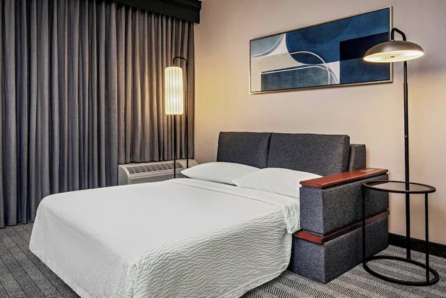 جناح بسرير كينج بغرفة نوم واحدة مع أريكة، Courtyard by Marriott Boston Andover 3/8