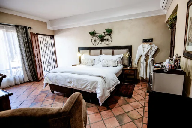 جناح تنفيذي بسرير كوين، Opikopi Guest House 1/2
