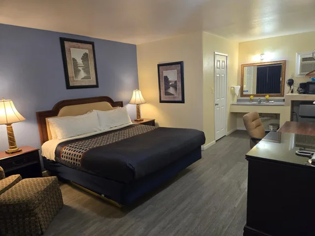 Room, King Bed, Pool View, Rodeway Inn & Suites Blythe I-10, CA 2/10