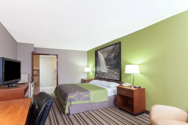 غرفة فاخرة بسرير كينج بحوض جاكوزي، Super 8 By Wyndham Clarksville Northeast 2/5