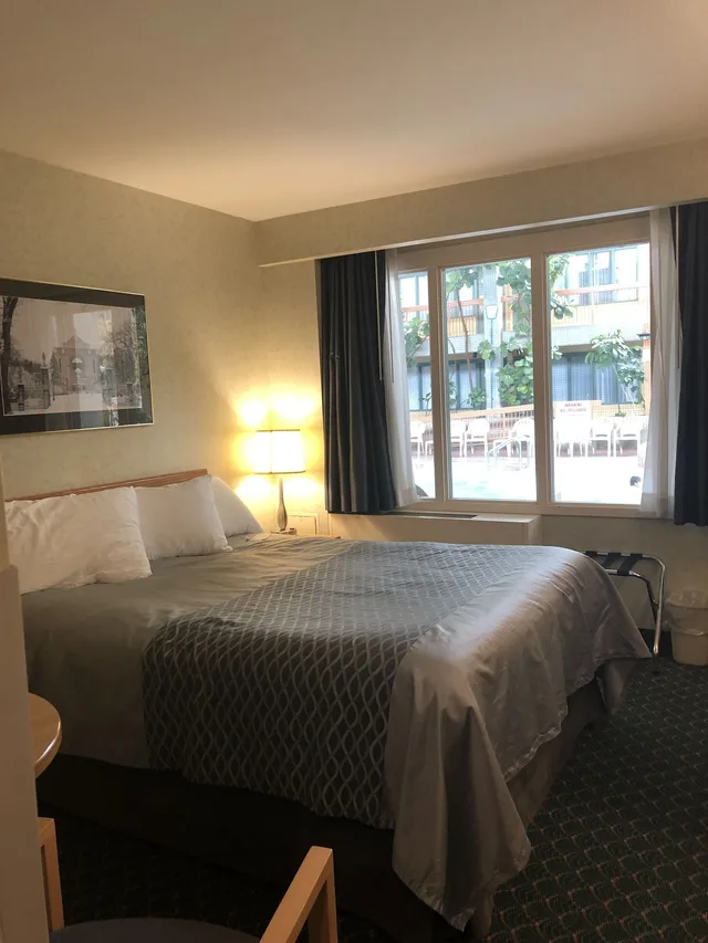 Deluxe, Queen Bed, Pool Side، Travelodge by Wyndham Winnipeg East 2/5