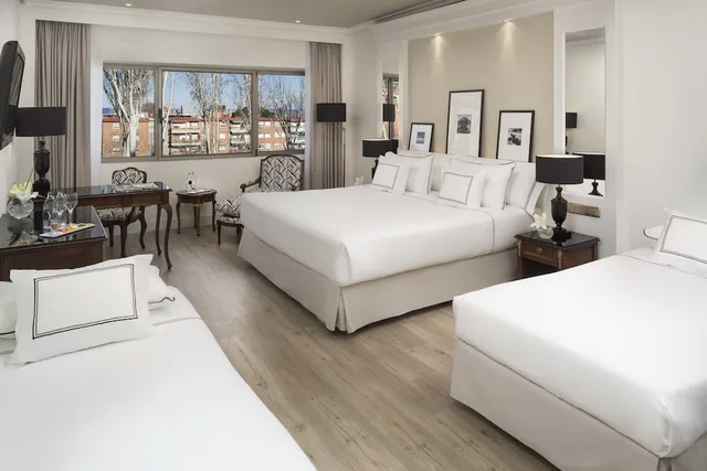 غرفة متصلة سوبيريور بسريرين منفصلين مع أريكة، Melia Madrid Barajas 7/10