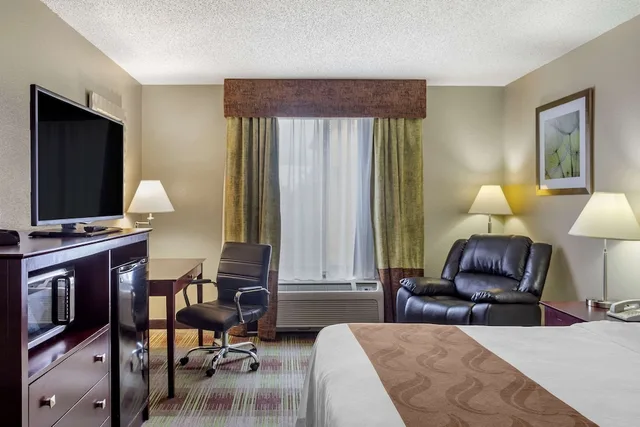 Standard, King Bed, Quality Inn St. Robert - Ft. Leonard Wood 3/6