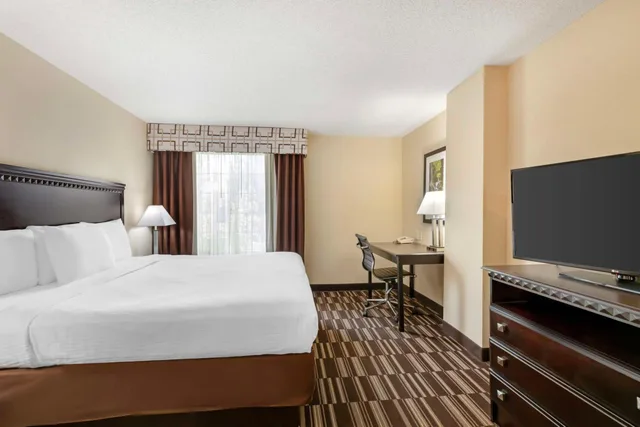 غرفة بسرير كينج بحوض استحمام لذوي الإعاقة، Best Western Plus Victor Inn & Suites 2/8