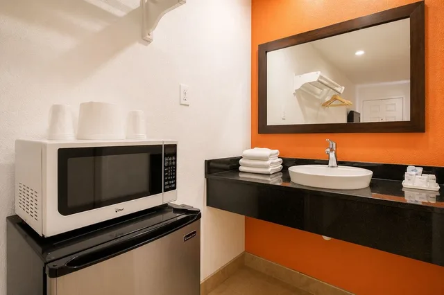 غرفة قياسية بسرير مزدوج لذوي الإعاقة، Motel6 Bakersfield, CA - Airport 7/7