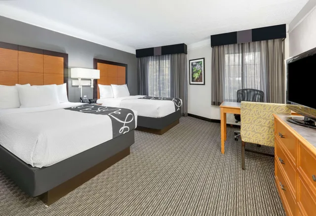 غرفة بسريرين مزدوجين لذوي الإعاقة، La Quinta Inn & Suites by Wyndham Dallas - Addison Galleria 1/7
