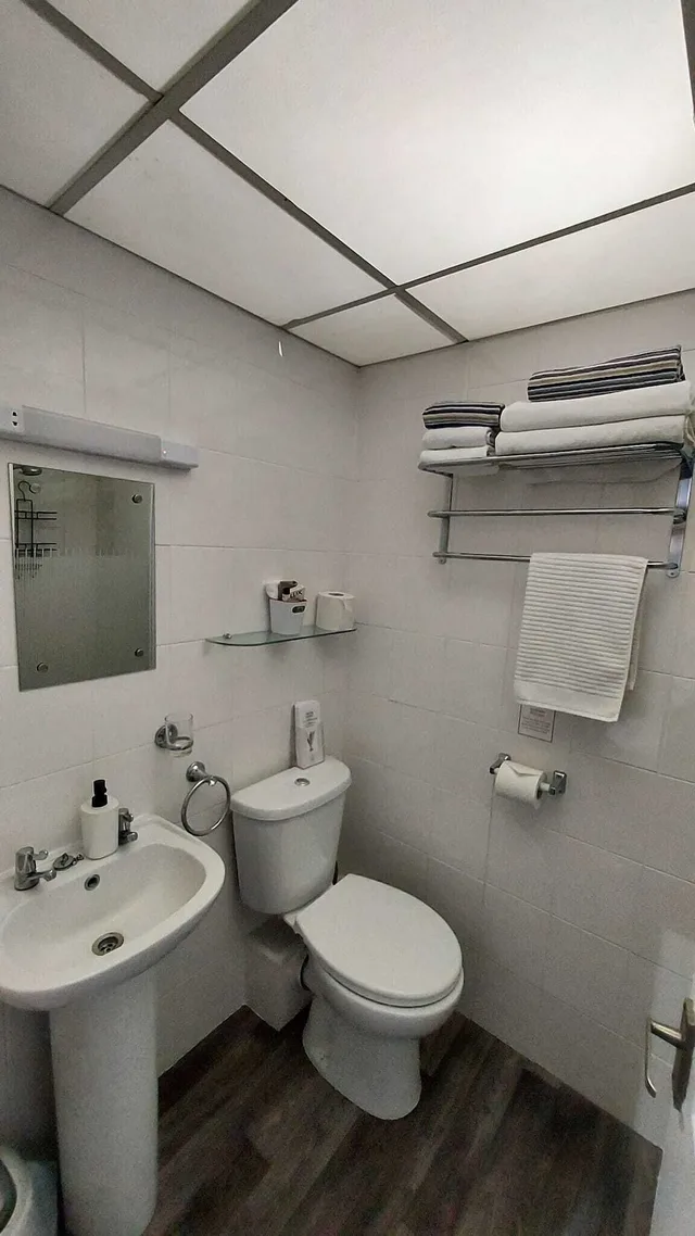 Four Poster, Double Bed, Sofa، Rock Dene Hotel - Guest House 4/4