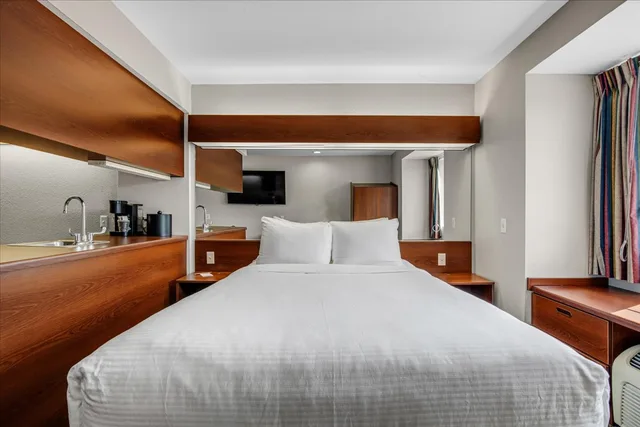 Suite, Queen Bed, The Block Hotel 3/6