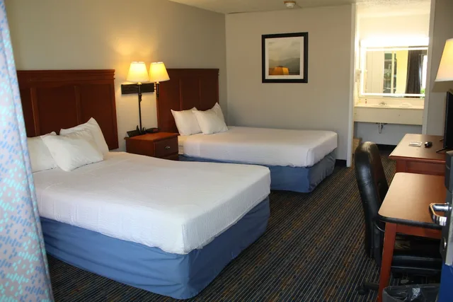 غرفة قياسية بسريرين مزدوجين يُسمح فيها بالحيوانات الأليفة، Days Inn by Wyndham Luray Shenandoah 9/10