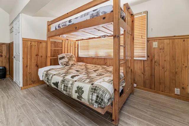Cabin, 2 Queen Beds, Two Story، Big Bear Lakefront Lodge 2/5