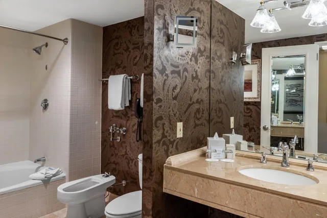 غرفة بريميير بسريرين كوين بإطلالة على المسبح، Omni Houston Hotel 5/5