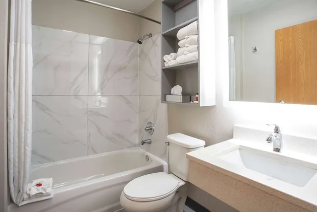 غرفة قياسية بسرير كوين، Microtel Inn & Suites by Wyndham Southern Pines / Pinehurst 3/3