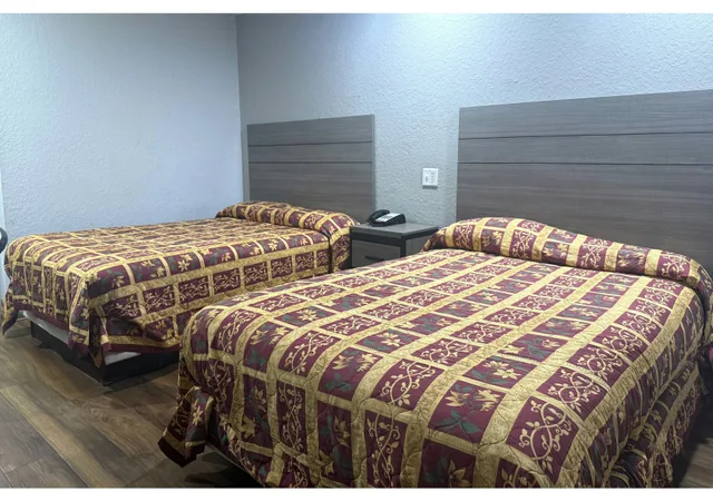 غرفة بسرير مزدوج وسرير فردي للمدخنين، Economy Lodge by Hotel O Texas City 1/4