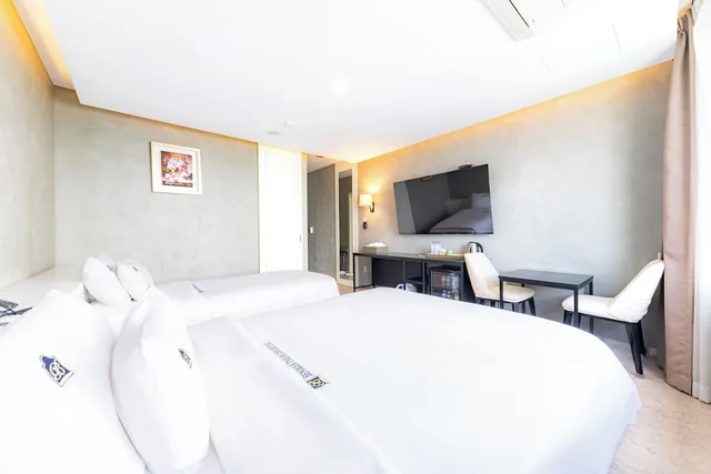 غرفة قياسية بسرير مزدوج وسرير فردي، Benikea The Bliss Hotel 2/5