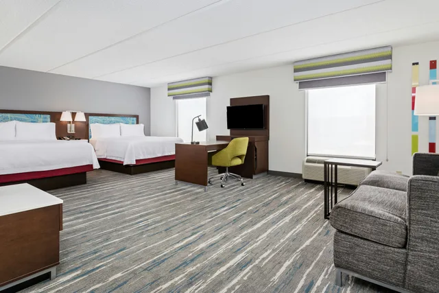 غرفة بسريرين كوين مع أريكة، Hampton Inn And Suites Orlando International Drive North Fl 2/3