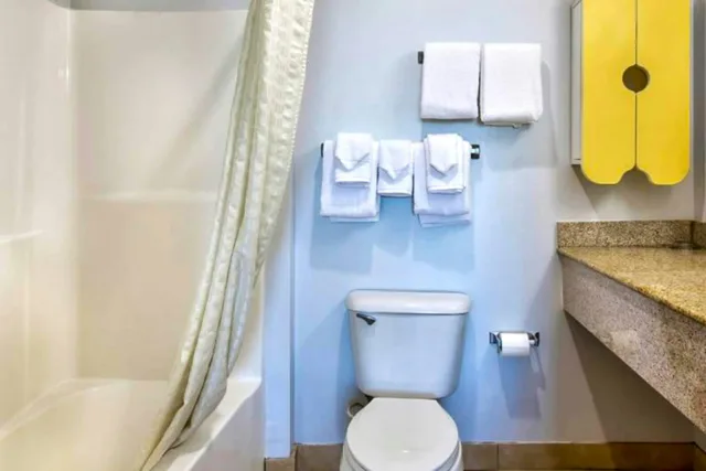 Queen Bed with Queen Sofa Sleeper Bed with Kitchenette Non - Smoking، Oyo Townhouse Sulphur,LA Extended Stay I-10 5/5