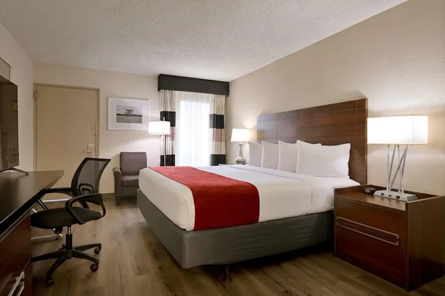 غرفة بسرير كينج بإطلالة على المدينة، Ramada by Wyndham Sarasota Waterfront 3/5