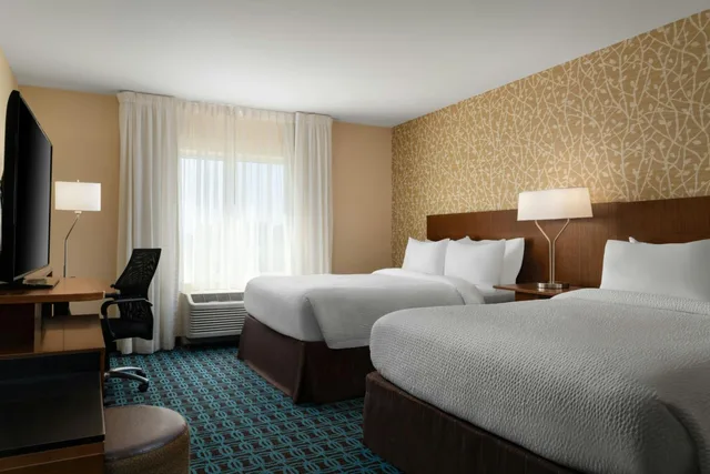 غرفة بسرير كوين، Fairfield Inn Suites London 2/10