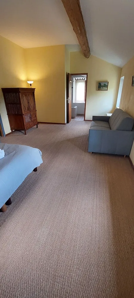 Family, Queen Bed, Sofa, Domaine Grand Guilhem 1/1