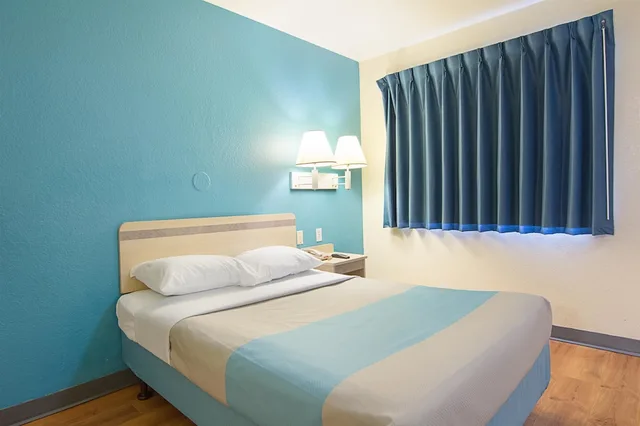 غرفة قياسية بسرير مزدوج لذوي الإعاقة، Motel6 Fredericksburg, VA - North 2/4
