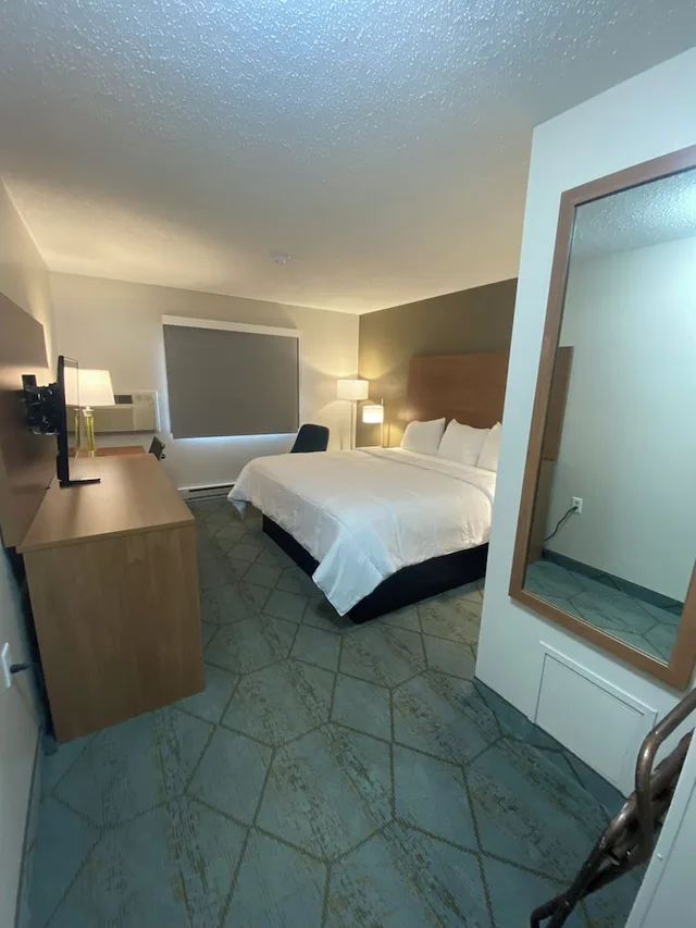 غرفة بسرير كينج لذوي الإعاقة، Baymont by Wyndham Oshkosh Airport 3/7