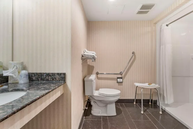 غرفة بسرير كوين لذوي الإعاقة، Best Western Plus Kelowna Hotel and Suites 5/5