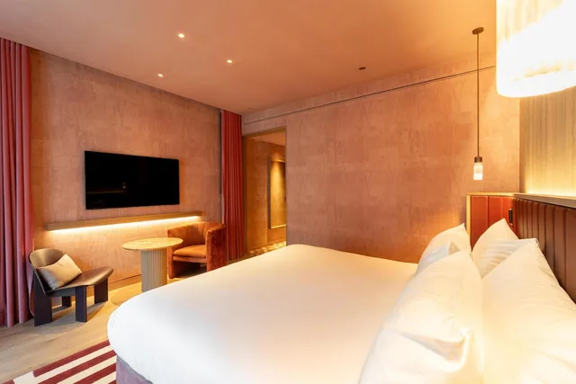 غرفة غراند بسرير كينج بشرفة، Hotel Palacio Bellas Artes San Sebastian, Curio Collection by Hilton 3/10