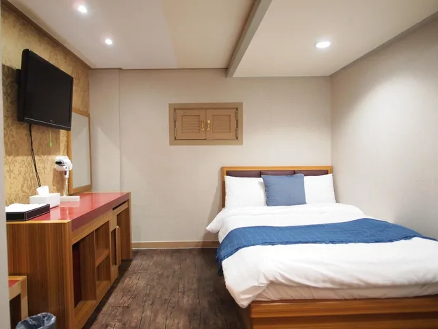 غرفة ثلاثية بسرير مزدوج وسرير فردي، Hostel J Stay 1/1