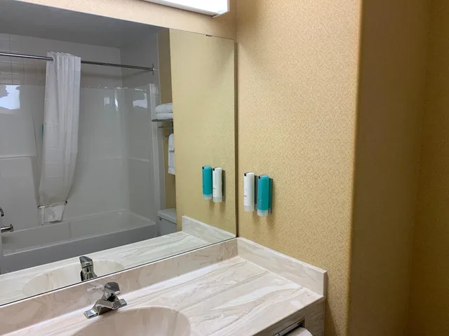 جناح بسرير كوين، Merit Hotel And Suites 10/10