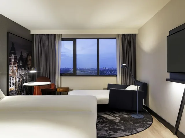 غرفة بريفيليج ثلاثية بسرير مزدوج مع أريكة، Mercure Amsterdam City Hotel 3/7